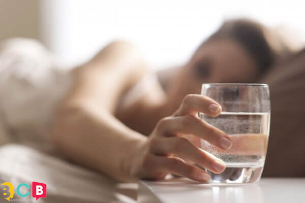 Uống nhiều nước câu trả lời cho Làm sao để hết buồn ngủ 